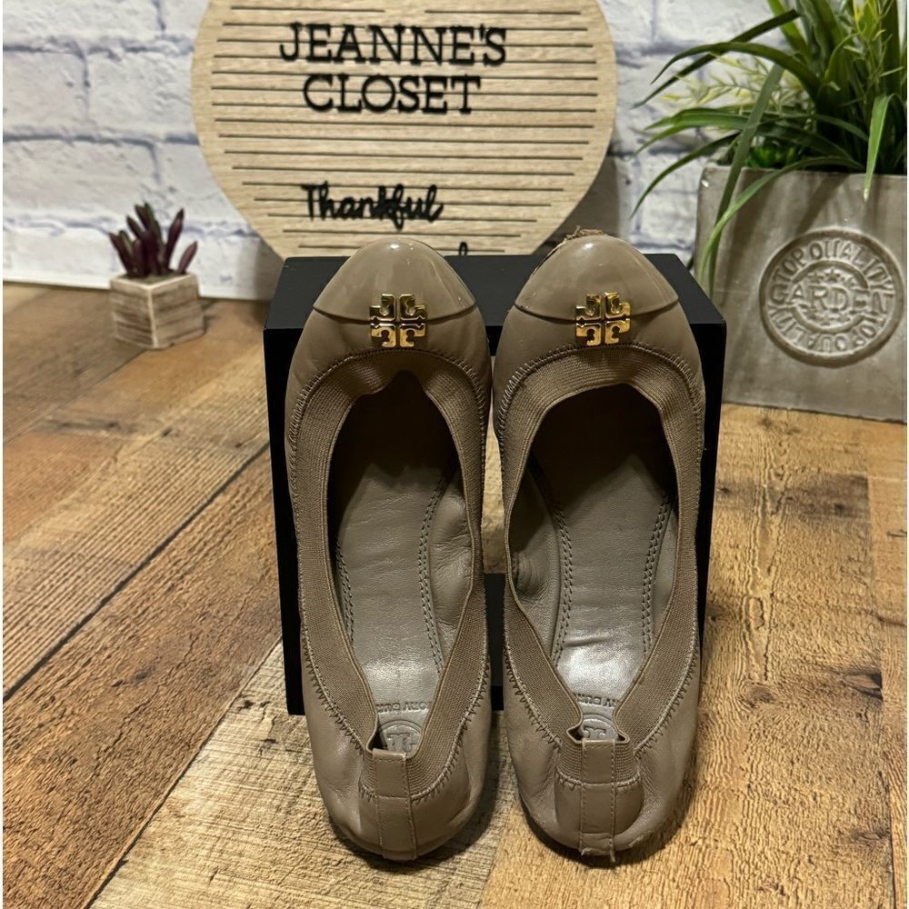 Tory Burch Caroline Ballet Flats khaki Leather Gold Logo Hardware Size 6M